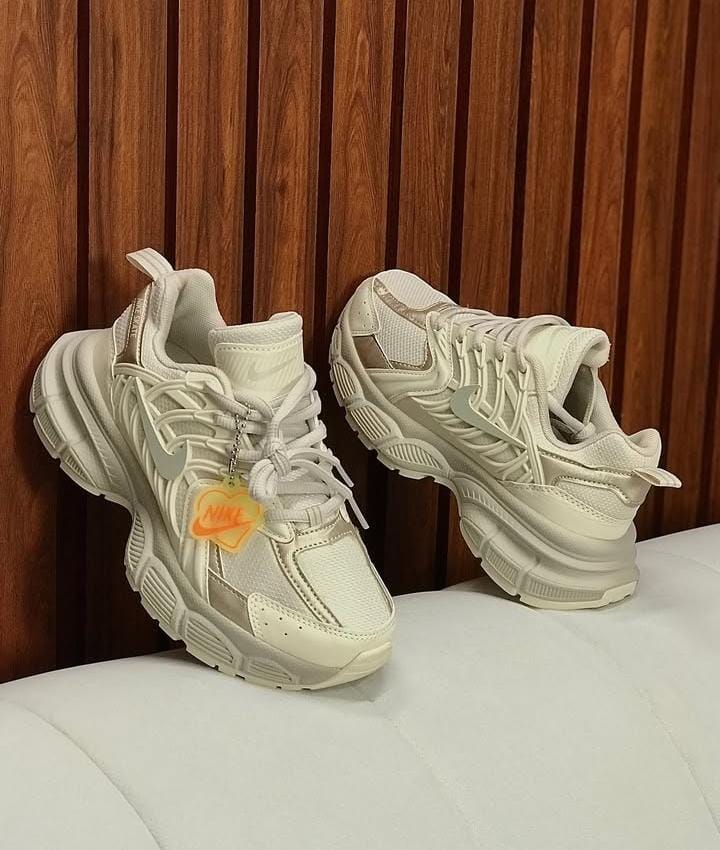 TENIS NIKE BEIGE-DORADO DAMA