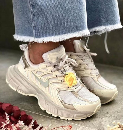 TENIS NIKE BEIGE-DORADO DAMA